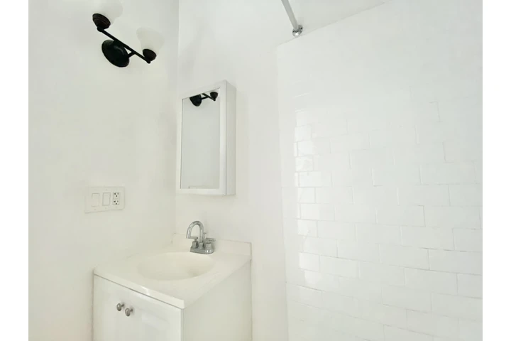 $1425 : ¡Estudio Remodelado $1,425 image 5