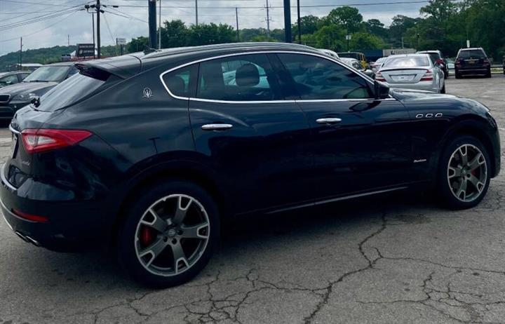 $23900 : 2018 Levante GranLusso image 9