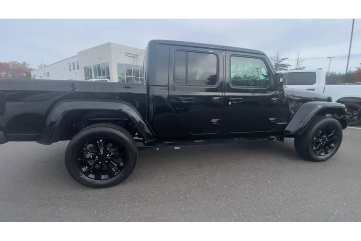 $37727 : Jeep Gladiator 2023 4x4 Over image 3