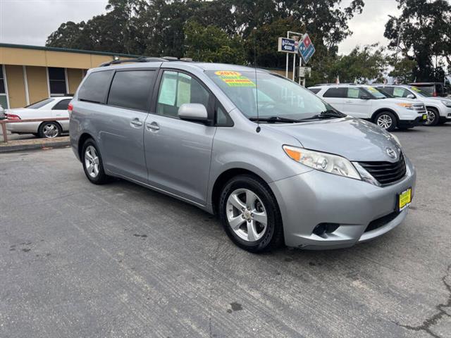 $13999 : 2011 Sienna LE 8-Passenger image 5