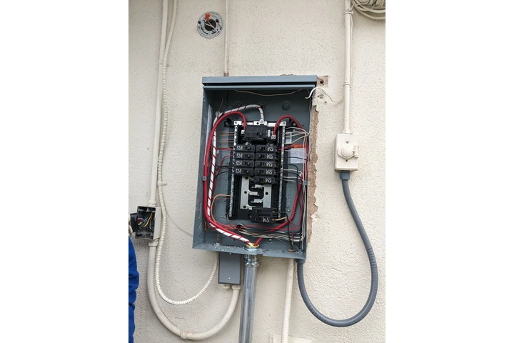 Se hacen trabajos de electrici image 1