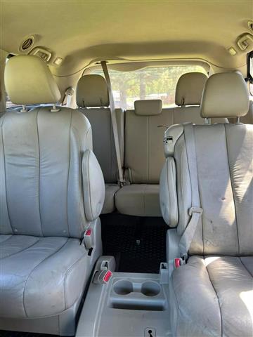 $8900 : 2011 TOYOTA SIENNA image 1