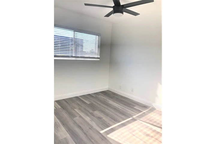 $1950 : 1 Bedroom 1 Bath Upstairs image 5