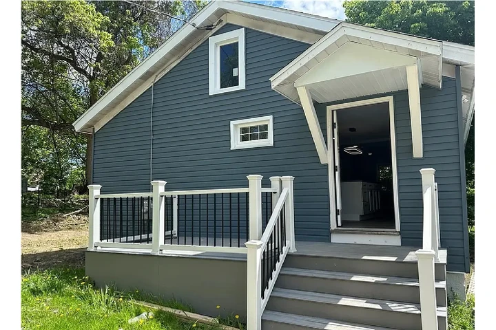 $900 : Fully renovated beautiful home image 1