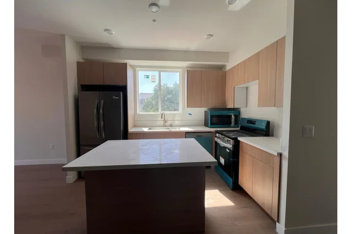 $1900 : 2 Bedroom Apt in James M Wood image 4