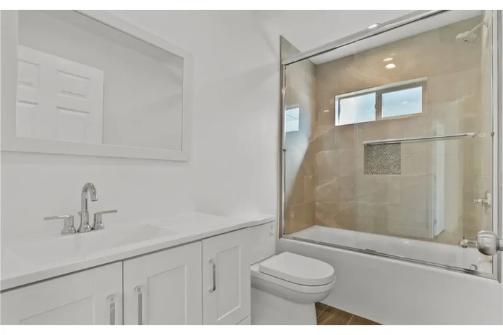 $2400 : 3 Bedroom House In South Gate image 10
