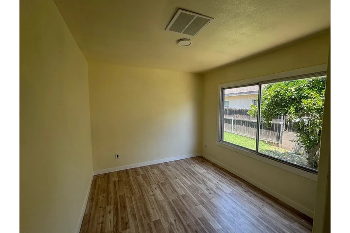 $950 : cozy living  spacious home image 2