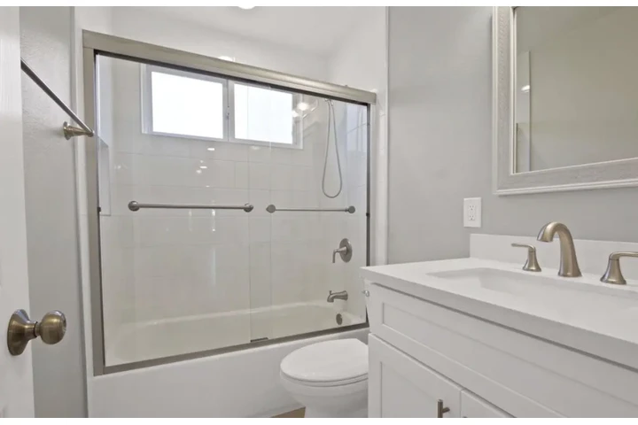 $1900 : Spacious 2 Bedrooms 2Bath Home image 9