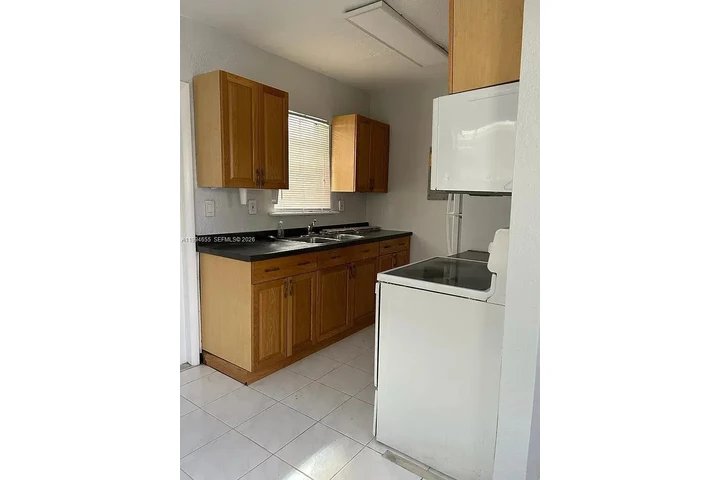 $700 : Home..Miami, FL image 5
