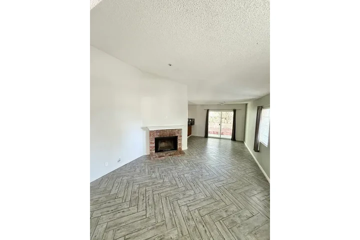 $1500 : Fontana 3 & 2 BEDROOMS image 2