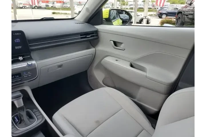 $21991 : Hyundai KONA 2024 SEL 4dr Cr image 3