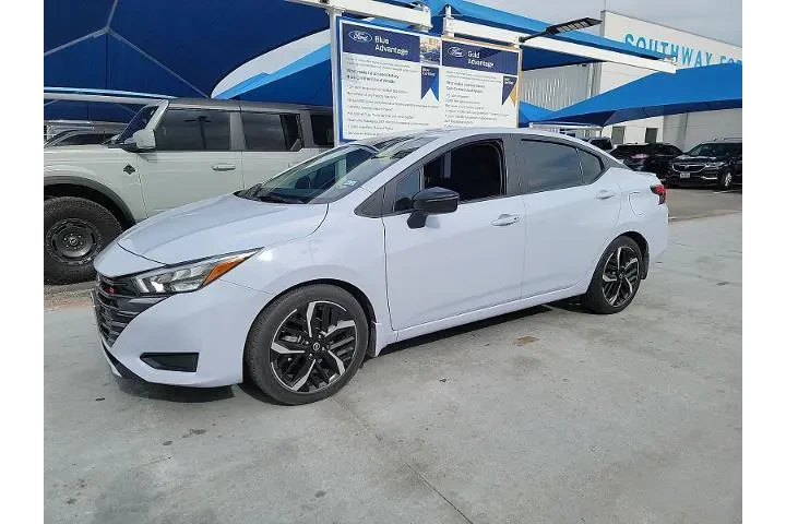 $17998 : Nissan Versa 2023 SR 4dr Sed image 1