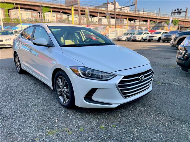 2017 Elantra SE image 1