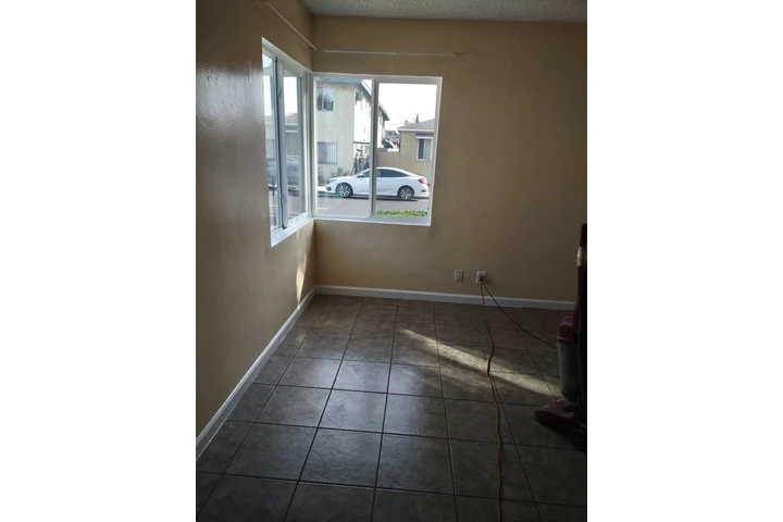 $1800 : Huntington Park Apt image 2