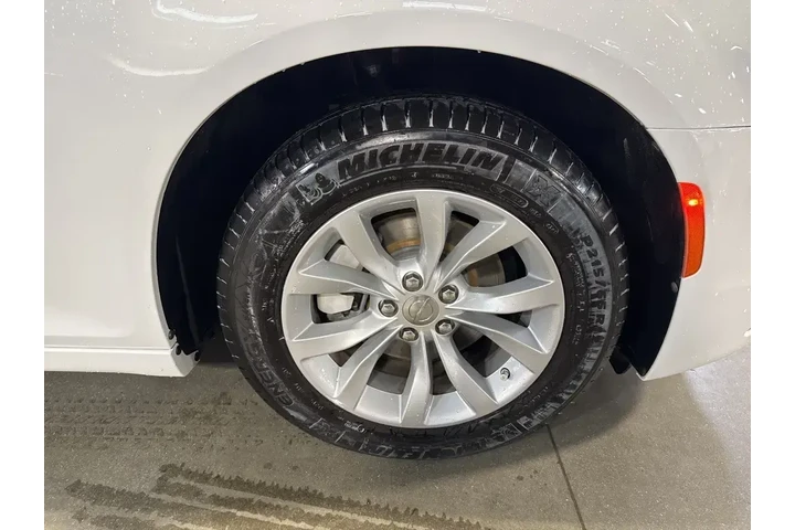 $28998 : Chrysler 300 2023 Touring 4d image 10