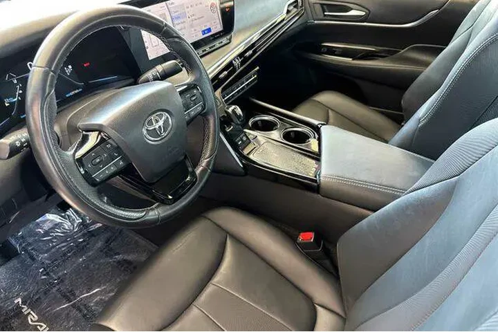$11575 : Toyota Mirai 2021 XLE 4dr Se image 9