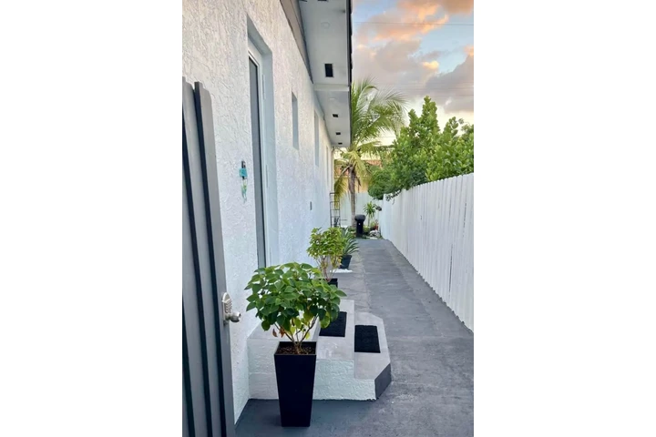 $1900 : Coral Gables cerca apto 1/1 . image 1