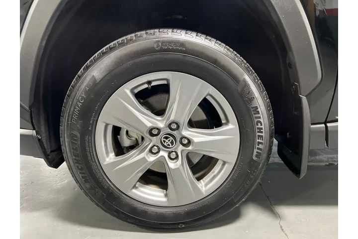 $30588 : Gold Certified2023 RAV4 XLE image 9