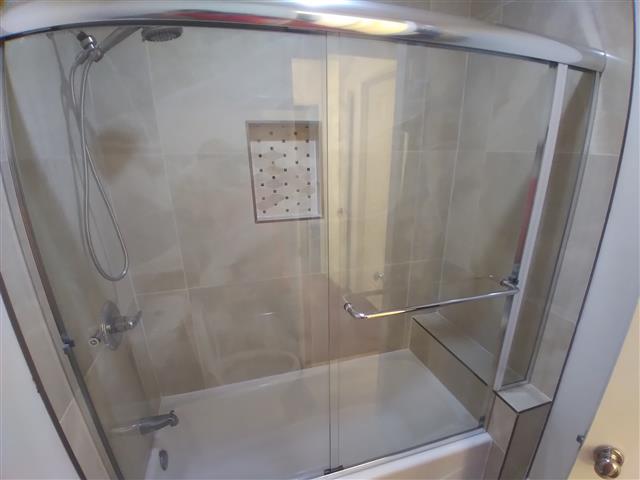 SHOWER DOORS & Ventanas image 1