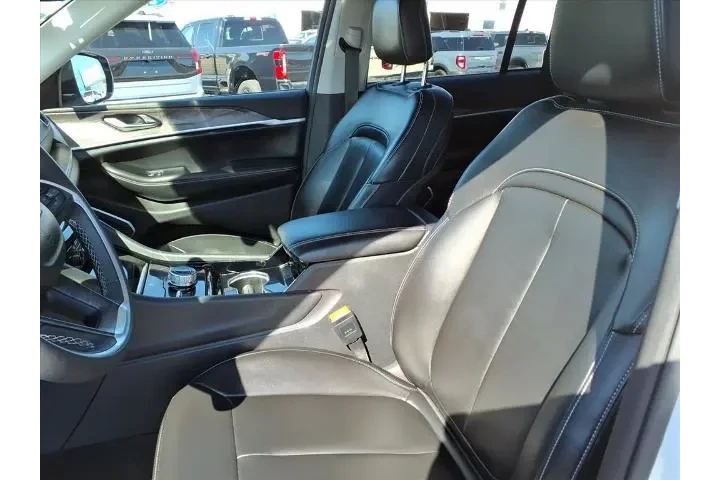 Jeep Grand Cherokee 2023 4x4 image 8