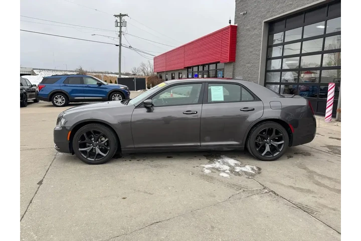 $28991 : Chrysler 300 2023 S V6 4dr S image 8
