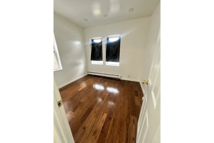$2500 : 2 CUARTOS Y 1 BAÑO/ OZONE PARK image 1