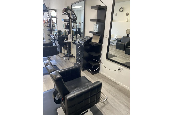 $150 : Se renta estación  para barber image 2