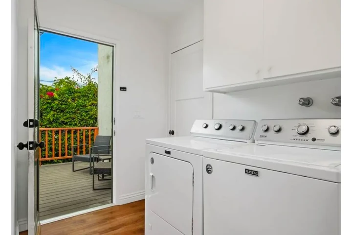 $2455 : 3 Bedroom in Vermont Ave, LA image 9