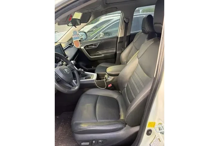 $28800 : Toyota RAV4 2022 XLE Premium image 4