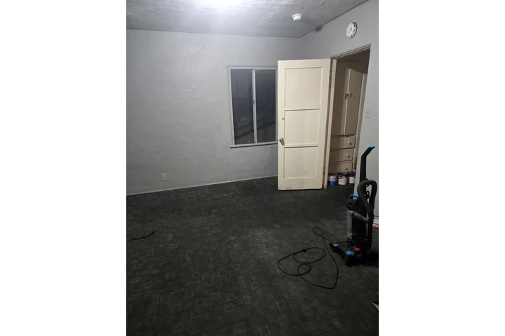 $800 : CUARTO GRANDE 12×12FT image 1