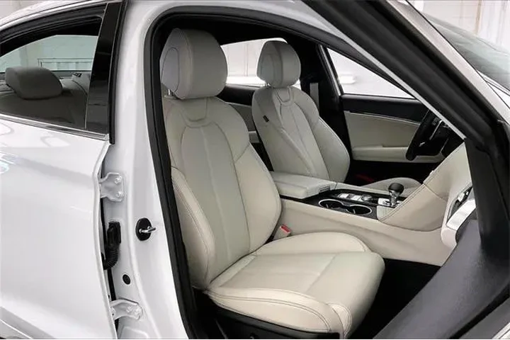 $35990 : Genesis G70 2025 2.5T Standa image 7