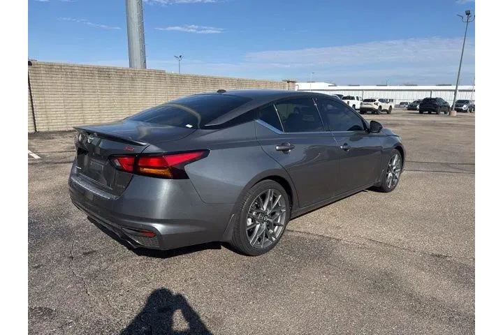 $27982 : Nissan Altima 2023 2.0 SR 4d image 7