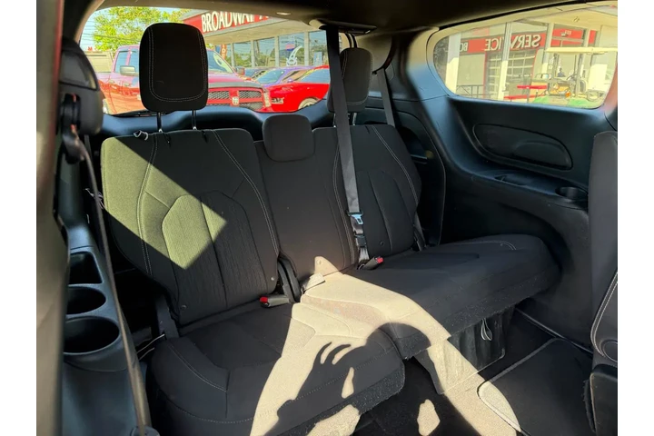 2018 Pacifica S image 8