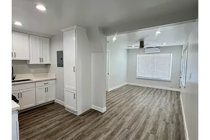 $1050 : One bedroom room decent apartm image 4
