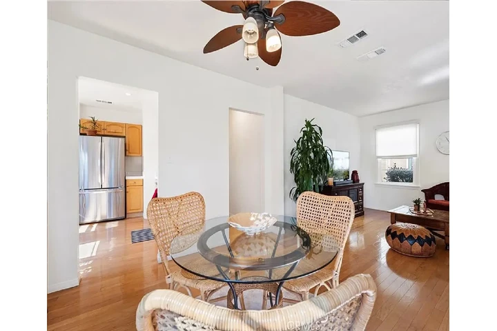 $1000 : freshly painted Newly home image 5