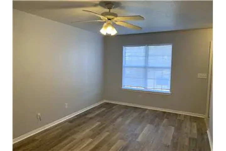 $800 : Rental property with 2 bedro image 5