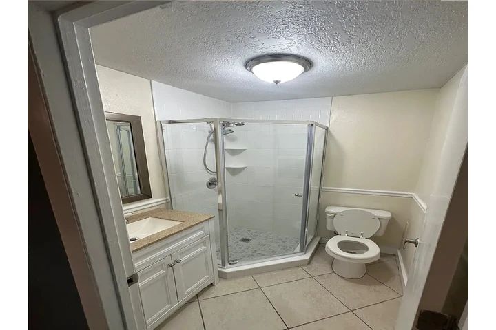 $1000 : spacious Beautiful Garage home image 5