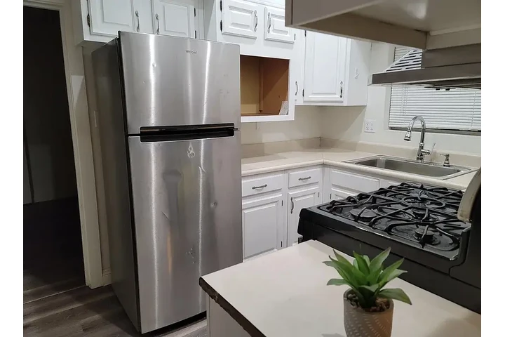 $1550 : Beautiful and private 1 bed 1 image 5