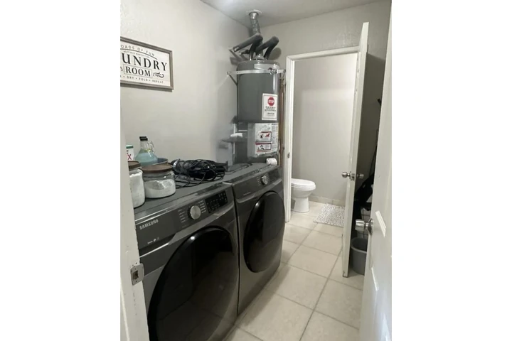 $2150 : Triplex Casa #2 image 7