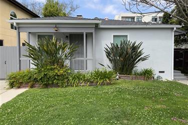 This charming, newly updated 2 en Los Angeles