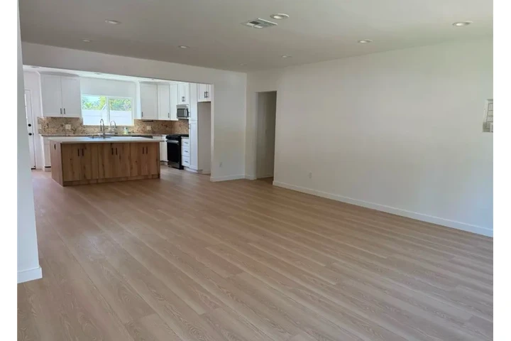 $2500 : 3 Bed 2 Bath in Los Angele, LA image 2
