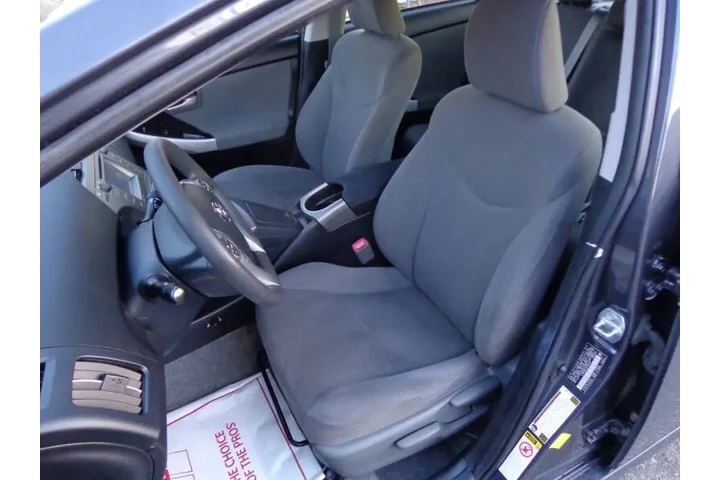 $11450 : 2013 Prius Three image 10