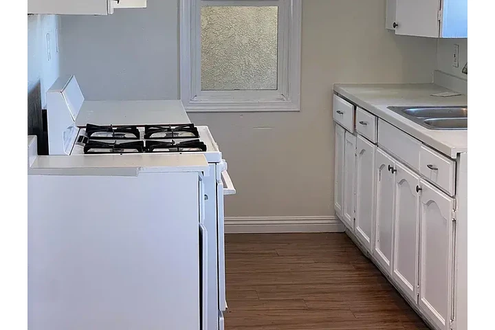 $1085 : Warm 1bd 1ba @ Huntington image 2