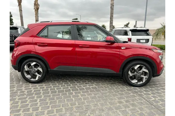 $16995 : Hyundai VENUE 2022 SEL 4dr C image 3