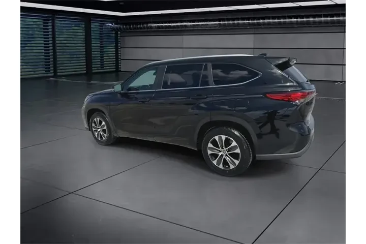$33588 : Toyota Highlander 2023 XLE 4 image 6