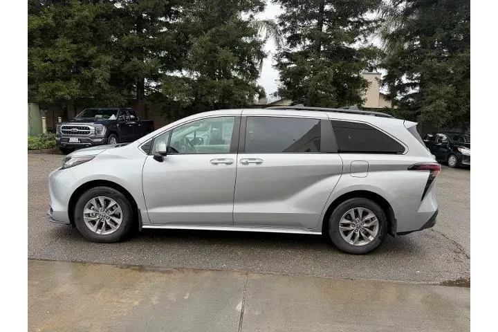 $37500 : Toyota Sienna 2023 LE 8-Pass image 2
