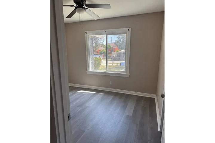 $3000 : Charming Single-Family House image 5
