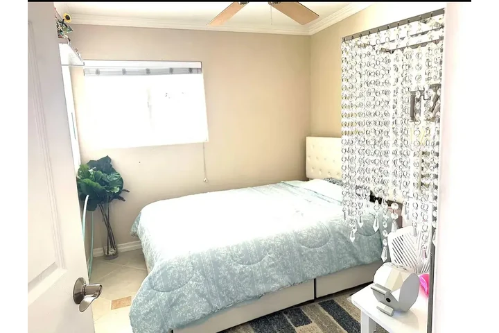 $1400 : Anaheim - Available Now image 3