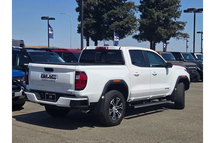 $39650 : GMC Canyon 2023 4x4 AT4 4dr image 4