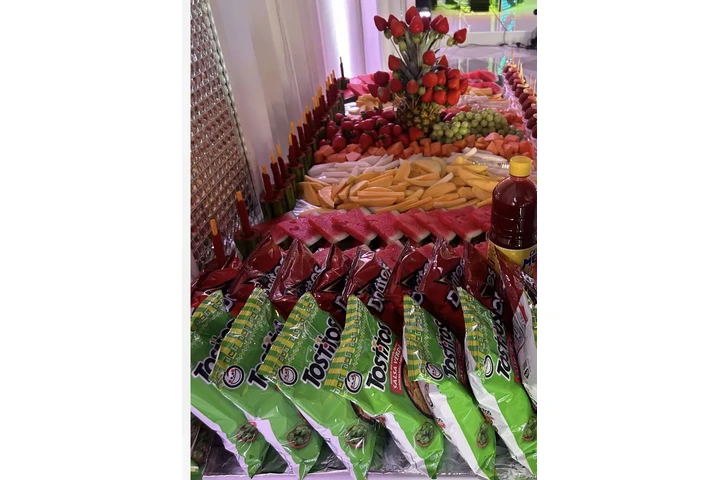 Mesa de frutas y tostilocos image 3